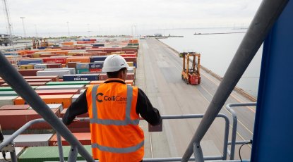Rıhtımda ColliCare çalışanı, malların konteynerlerde deniz yoluyla taşınmaya hazır olduğunu kontrol ediyor